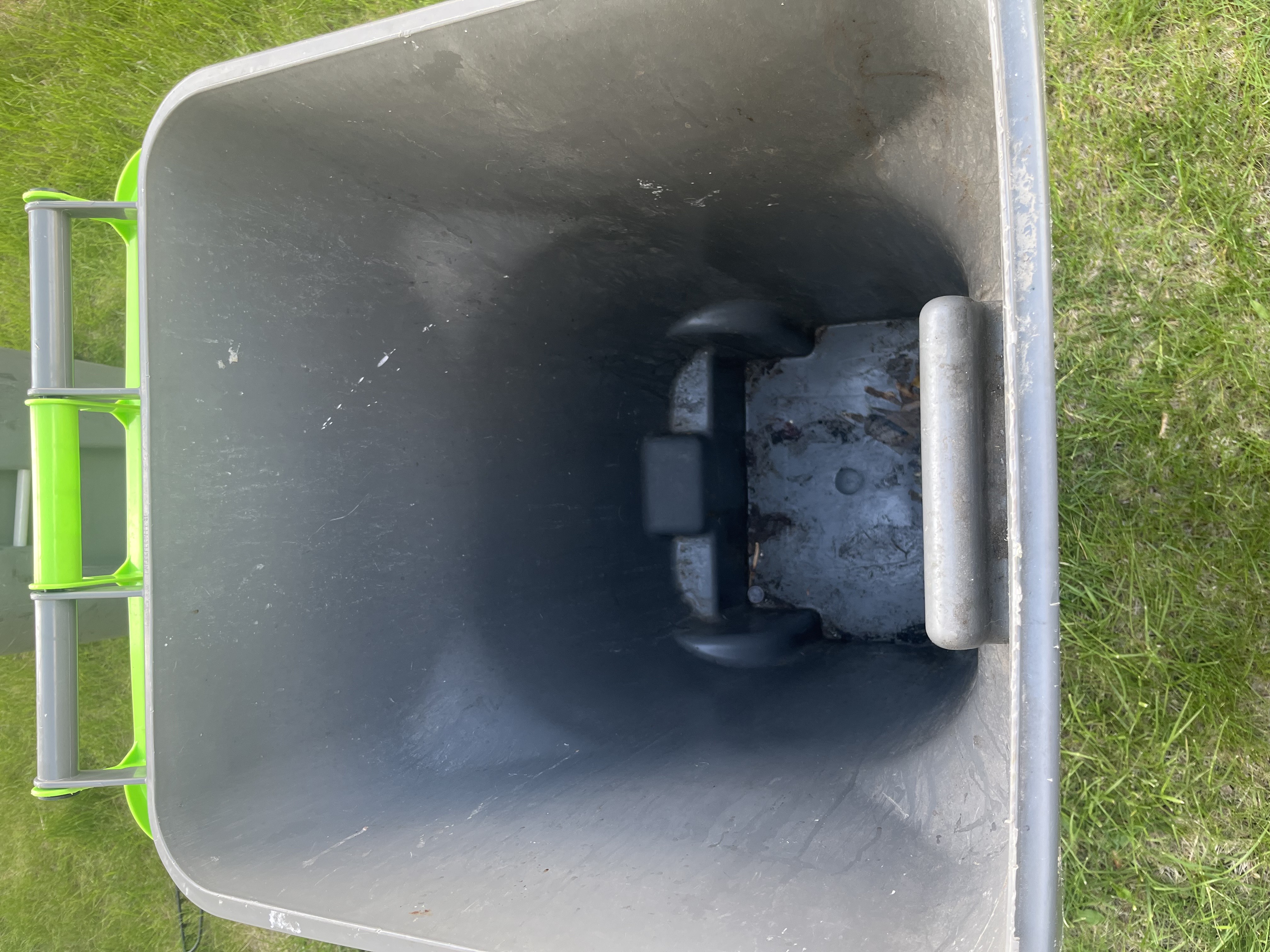 Garbage Can before cleaning